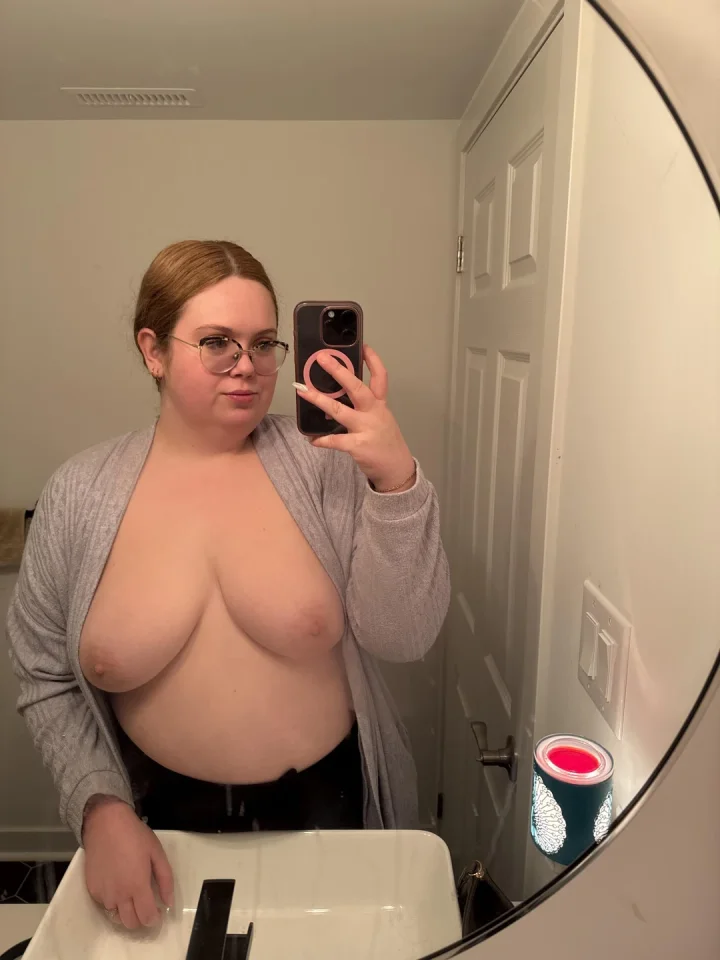 Very short hair picture of Annie