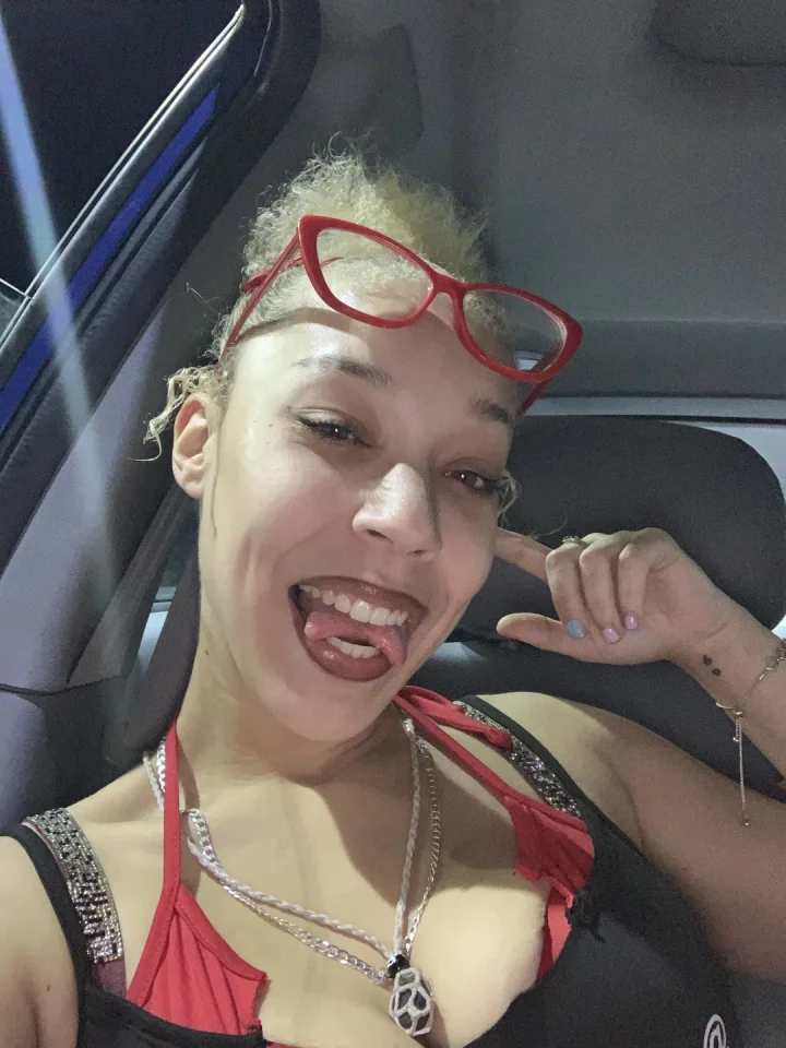 Hand up picture of Delphi Rae l Split Tongue Queen ❤️👅🐍