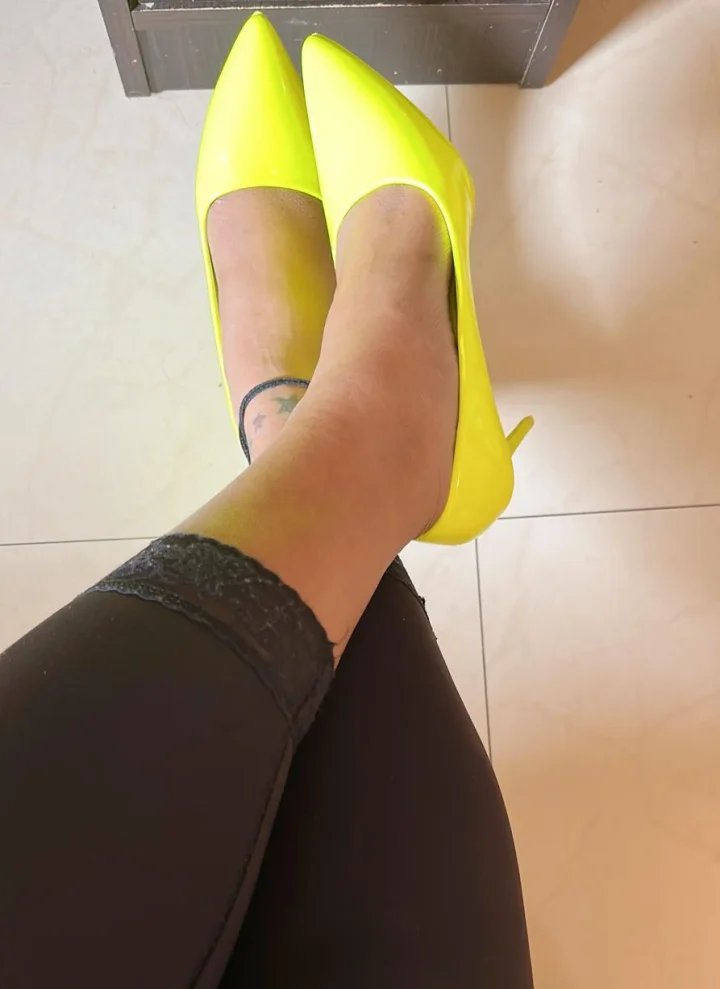 How about worshipping ur Goddess Priya's feet & heels horny guys?👅For Xclusive contents Subscribe my OF below 👇