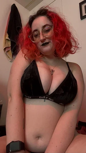 Pretty goth girl ready to ruin your life (only in the best way)