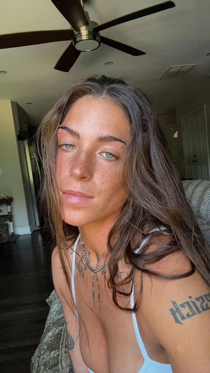 girl on girl live tonight 8pm eastern time ;)