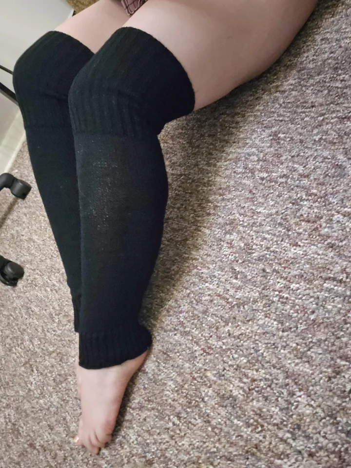 Sitting picture of pedi.petite