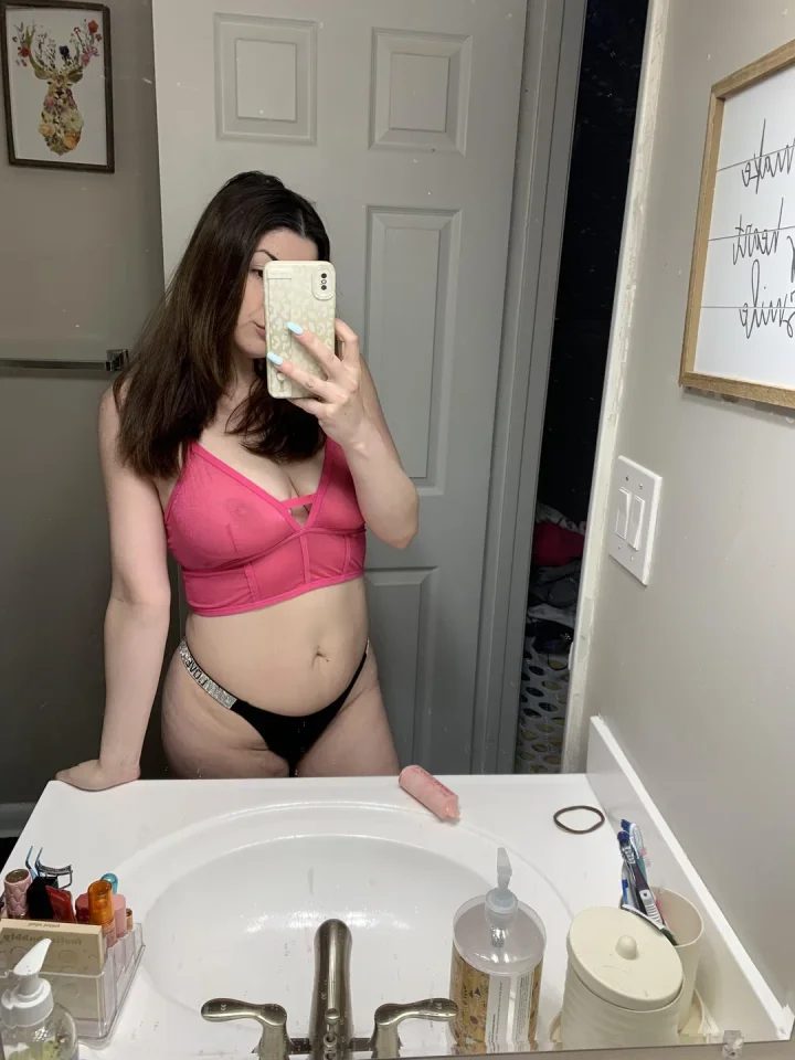 Brunette picture of Goddess Kaycee🍒