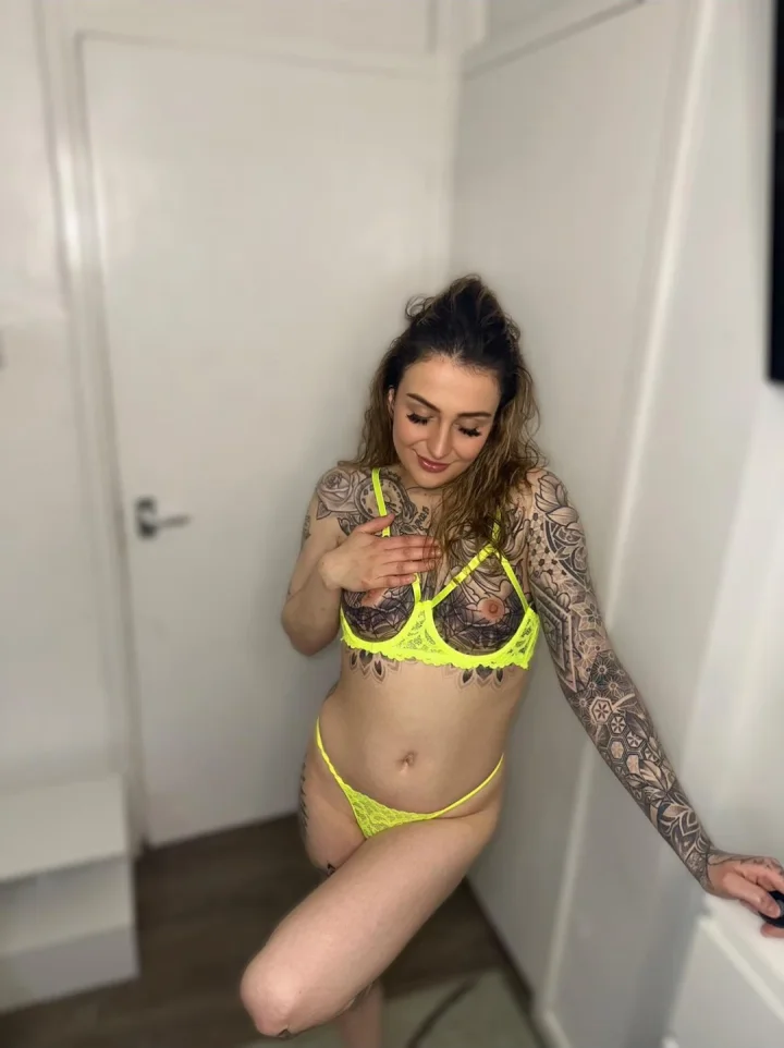 Hand on own chest picture of Queeniink.69