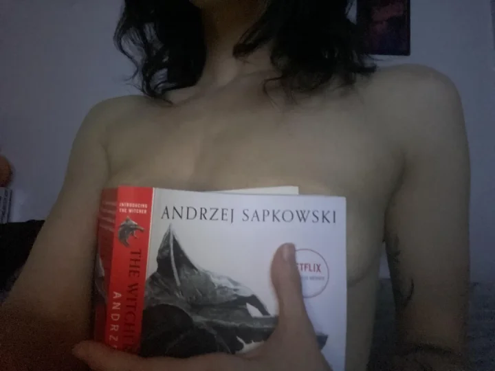 Do you like reading?;) – Zum viewer gewandt Foto von Ghoul (@ghoulizhgirl)