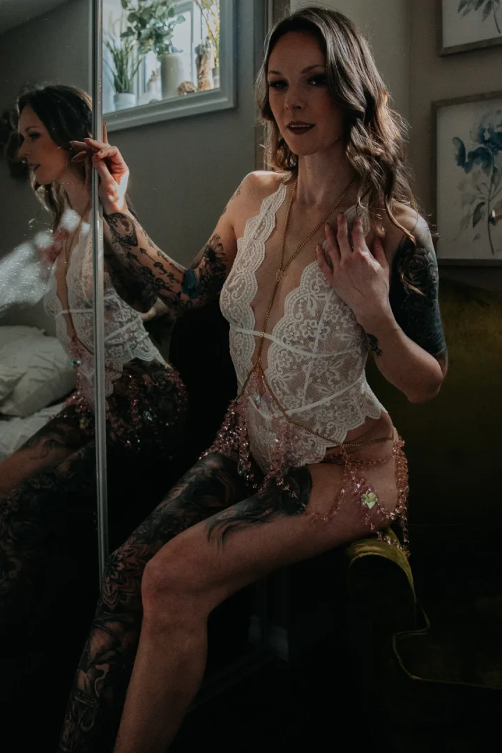 Tattooed milf loves to show off