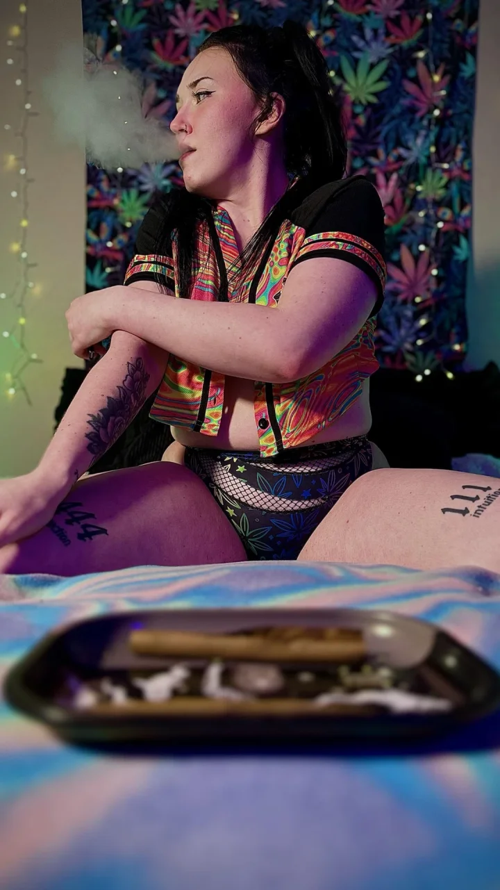 I bet you don’t roll up better than me 😏 – Höschen Foto von Ms. Raven Rose (@raven.x.rose)