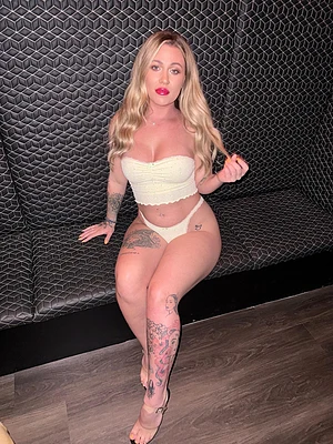 The inked up blonde you never knew you needed β¦