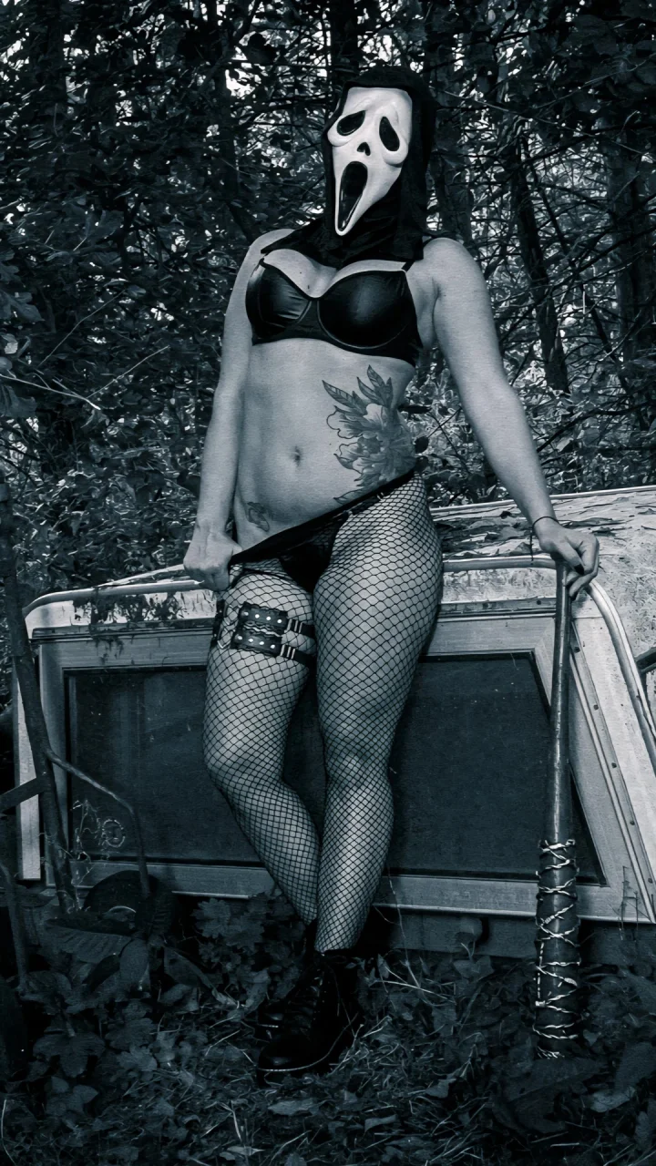 Greyscale picture of 𝕁𝕌𝕃𝕀𝔼 Homewrecker 👸🏻