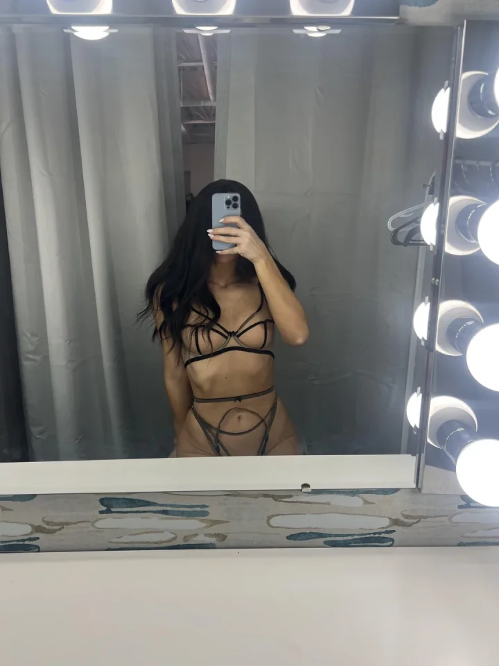 Arm at side picture of Bella