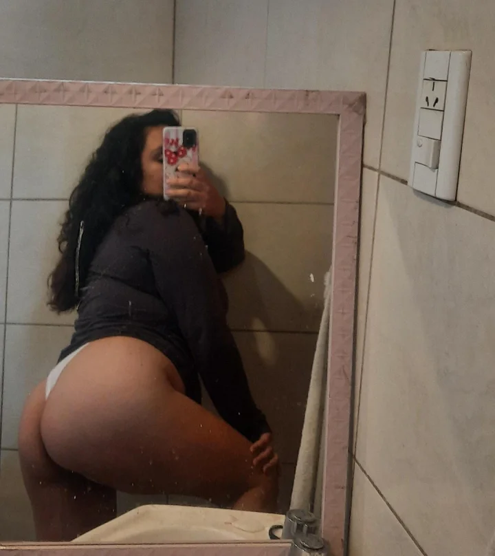 Do you like it like this, love, or sexier? – Kleidung hochgezogen Foto von Chubby Mia (@rossimia9)