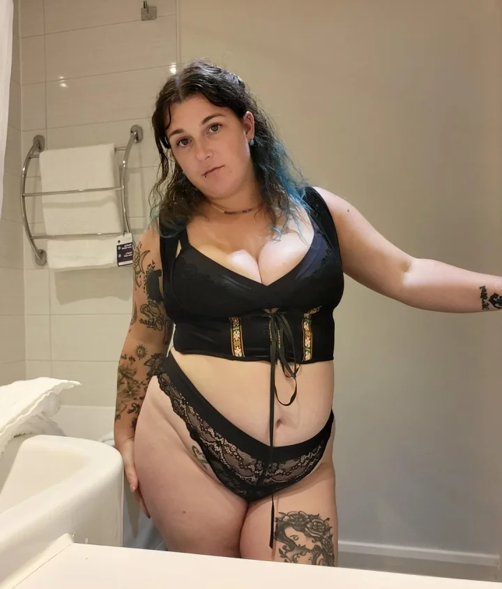 Underboob corset giving me life 