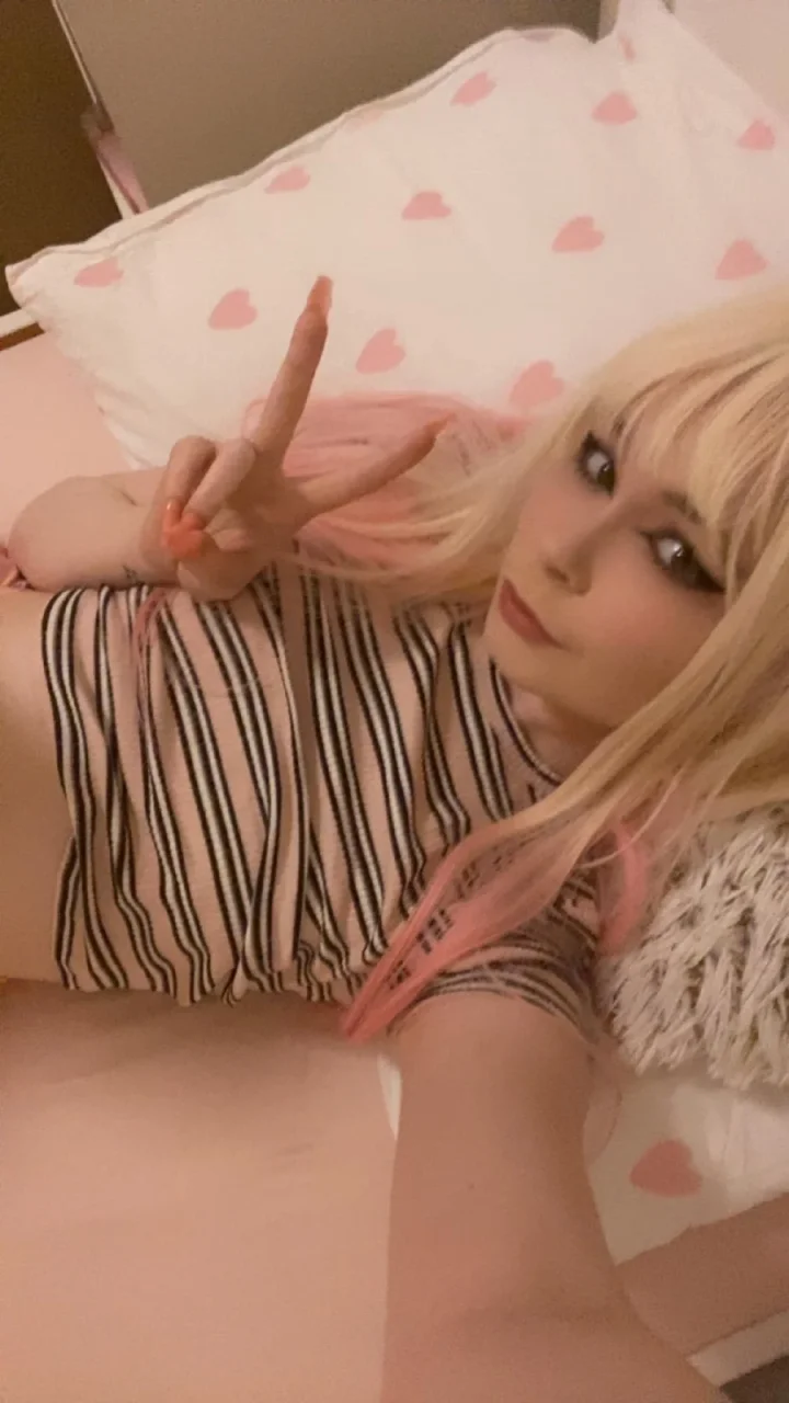 What would you do with me rn ? 😈 – Rosa haar Foto von Lux (@cutielux)