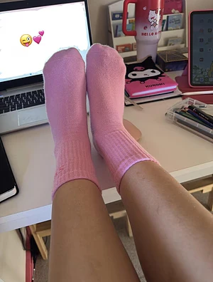 My feet are sore, they definitely need a massage. Which lucky little pup would like the privilege while I edit photos huh? Maybe if your a good boy I’ll show a you little sneak peek 😉