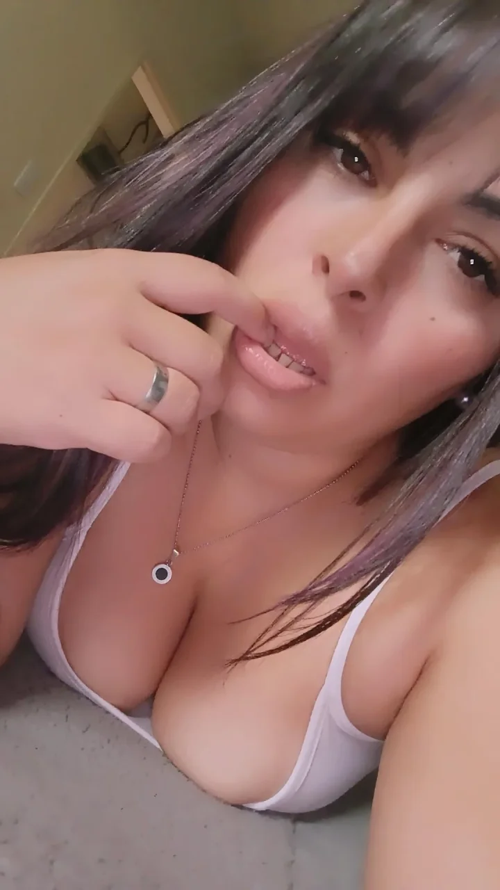 Thick eyebrows picture of Bulma 🍑🫦
