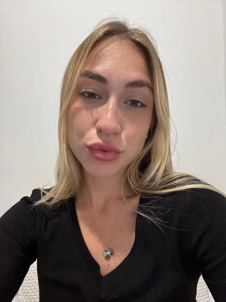 Foto V de escote de Emma 🦋