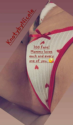 700 Fans. Mommy loves yall 😘