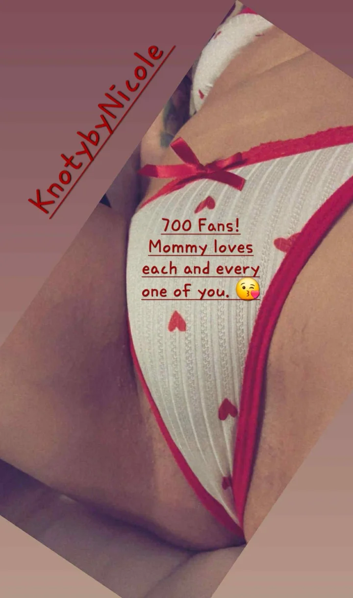 700 Fans. Mommy loves yall 😘