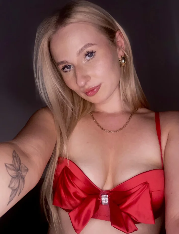 Reaching out picture of Catie 🍒 FREE