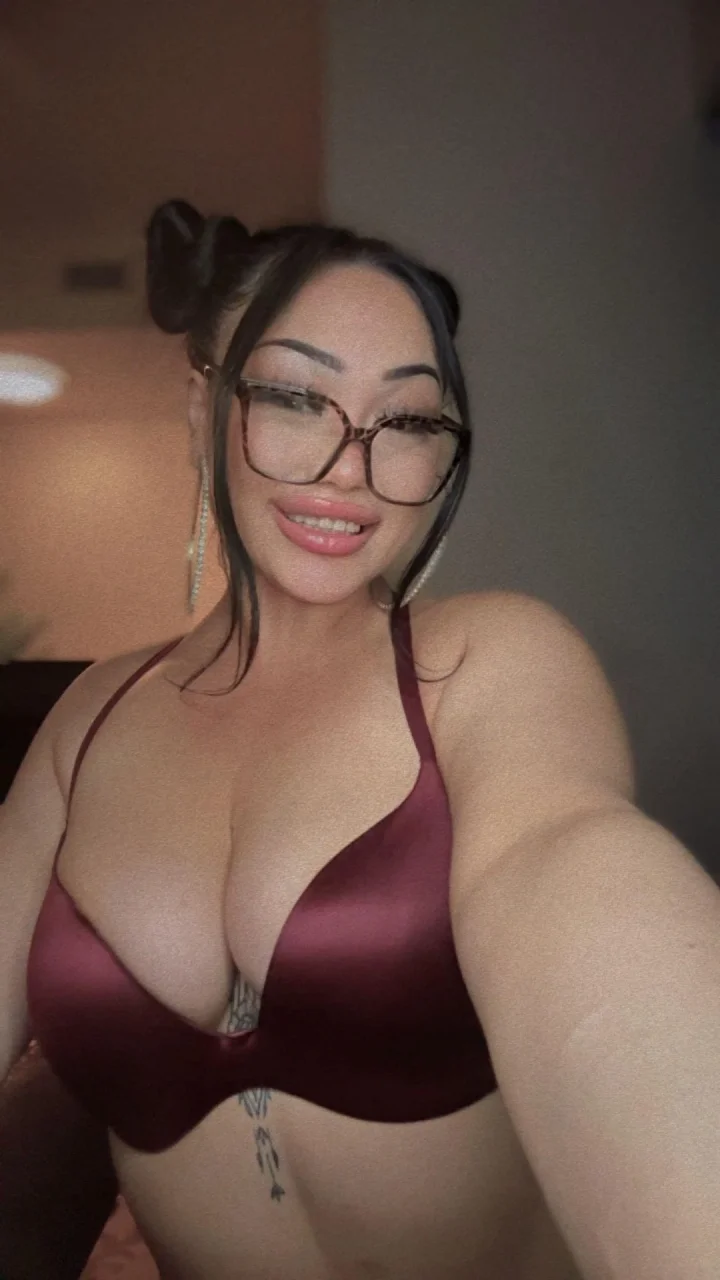 Black framed eyewear picture of 𝕁𝕌𝕃𝕀𝔼 Homewrecker 👸🏻