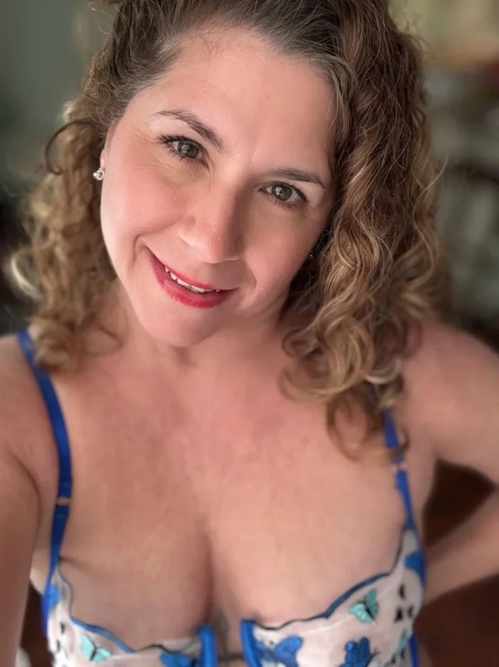 would any married man accept nudes from a horny MILF?