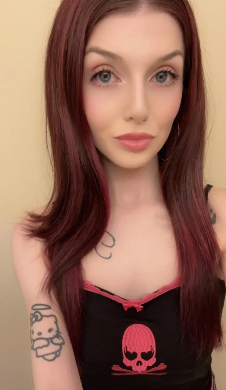 Don’t be shy baby, cum say hi🖤