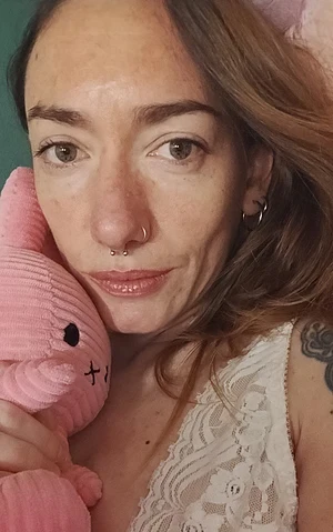 Natural, skinny and mature woman. Look my green eyes