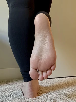 Get on your knees for my naturally wrinkly soles