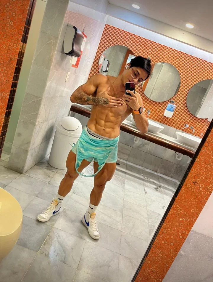 Flexing for strangers makes me so horny
