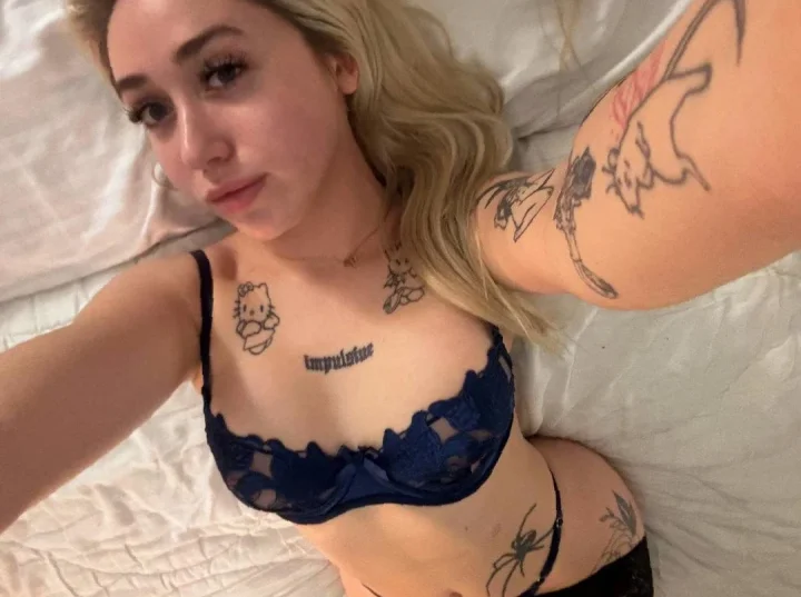 Underwear only picture of Valerie (@cinderela_pro)