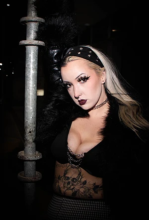 imagine cumming on this pretty face <3