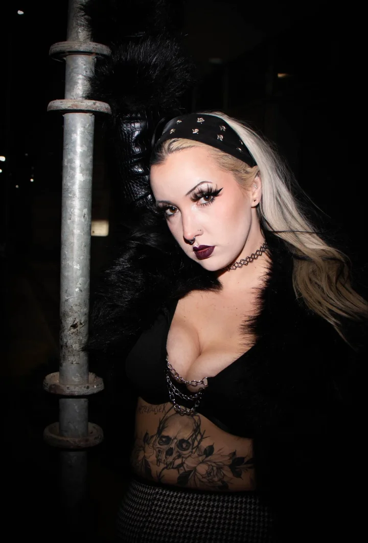 imagine cumming on this pretty face <3