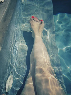 White feet reflections