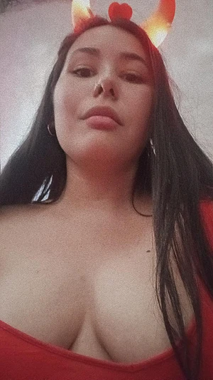 My name is Carolina, I'm 28 years old, I work as a secretary, and I'm studying accounting. I'm Latina, passionate, and affectionate. I love to talk and connect sincerely; I want us both to have a wonderful experience. Give me the chance to get to know you. My content is uncensored and free.